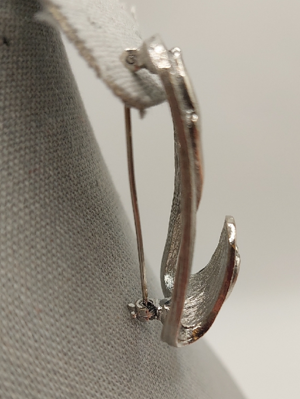 Sarah Coventry Vintage 1973 Hammered Silvertone Glasses Holder Heart Brooch Pin - Picture 6 of 13